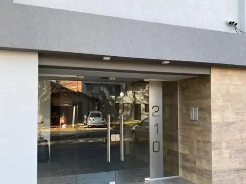 COCHERA DESCUBIERTA EN EPLENO CENTRO DE BANFIELD (FC)