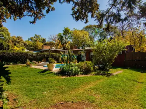 Av. Caseros 100, Piso 0