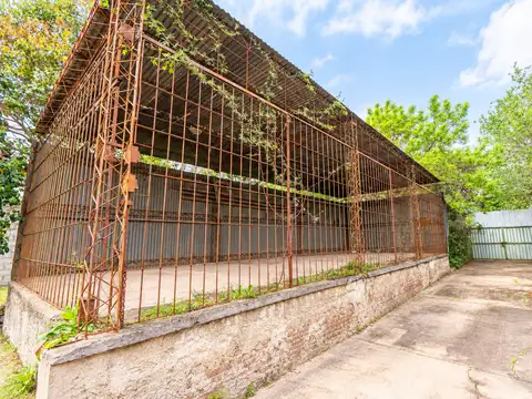 Casa en venta en San Carlos con galpón y 3 lotes