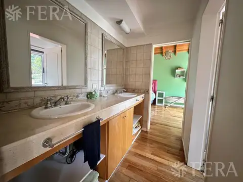 Casa 5 ambientes con 4 baños