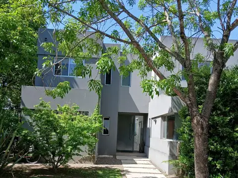 Casa en Alquiler con 2 cocheras