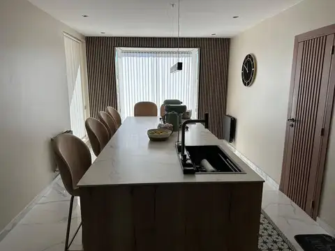Casa en Venta con 5 cocheras