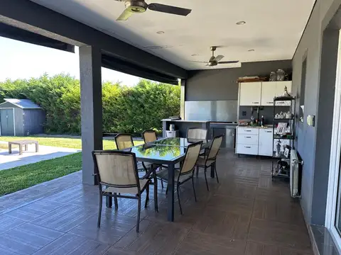 Casa 5 ambientes con 3 baños