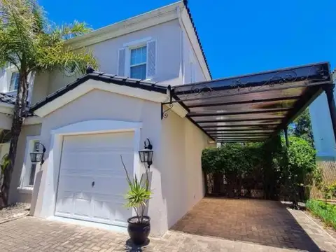 Casa en Venta con 3 cocheras