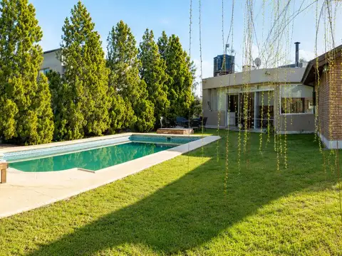 Casa de una planta 3 dormitorios   pileta Puerto Roldan