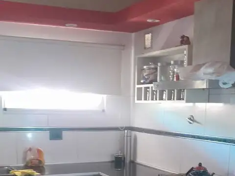 CASA CON PISCINA Y AMPLIOS ESPACIOS