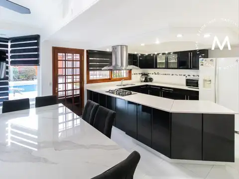 Casa en Venta con 3 cocheras