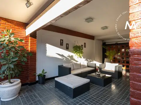 Casa en Venta con 3 cocheras