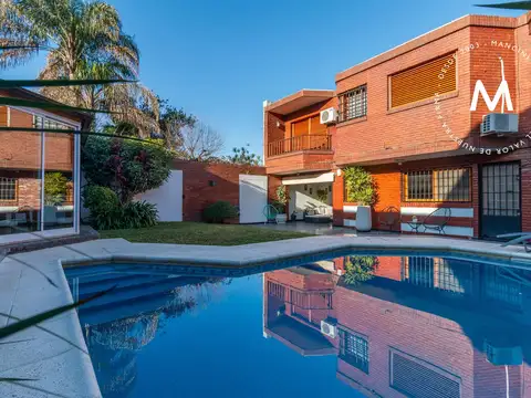 Casa en venta de 6 ambientes con piscina, quincho, parrilla y cochera pasante - San Martín