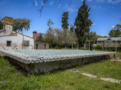 EXCELENTE Y AMPLIO LOTE CON EDIFICACIÓN A RECICLAR