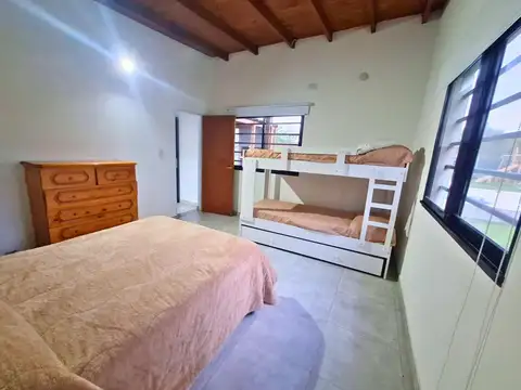 Juana M. Torino, entre F. de Magallanes y Benito Perez Gallo