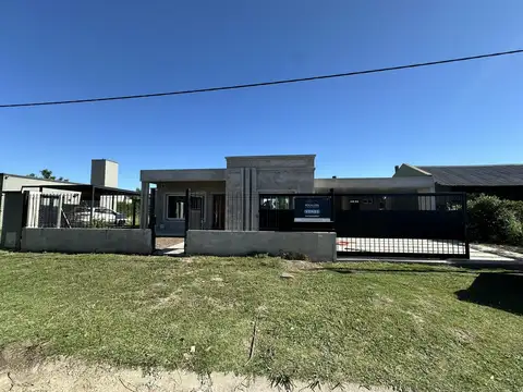 Casa 3 ambientes con 2 baños