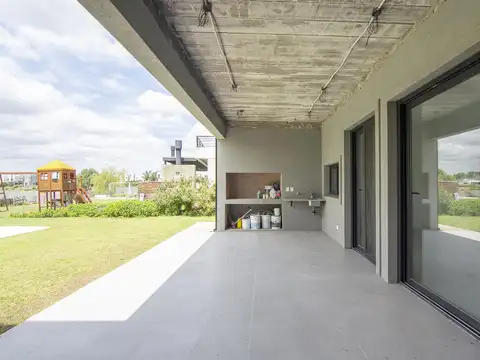 Casa 5 ambientes con 2 baños