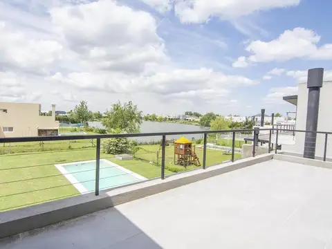 Casa en Venta con 4 cocheras