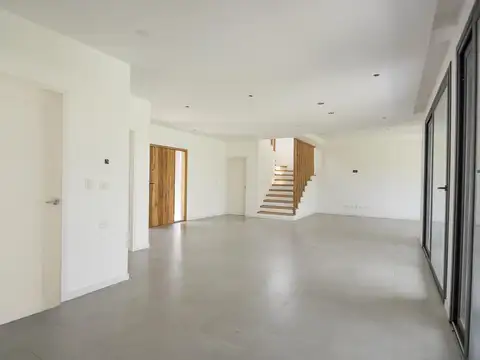 Casa 5 ambientes con 2 baños