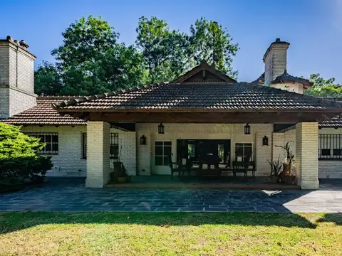 Casa 6 ambientes en venta en Escobar con pileta