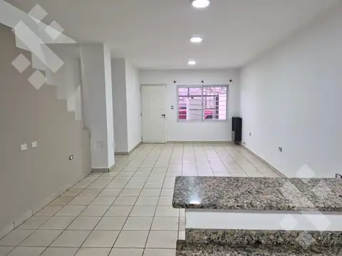 Depto Tipo Casa en Alquiler con 1 cocheras