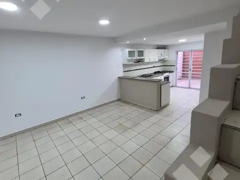 Depto Tipo Casa en Alquiler con 1 cocheras