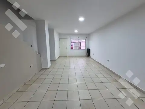 Depto Tipo Casa en Alquiler de 4 ambientes