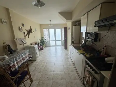 CASA 4 DORMITORIOS - QUINCHO - B° CENTRO 