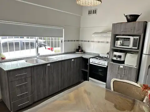 Casa 6 ambientes con 2 baños