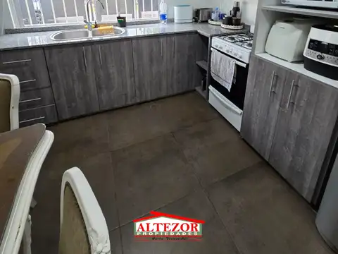 Casa 6 ambientes con 2 baños