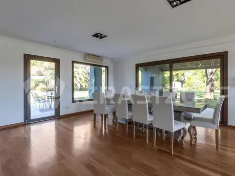 Casa en Venta con 6 cocheras