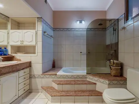 Casa 14 ambientes con 5 baños