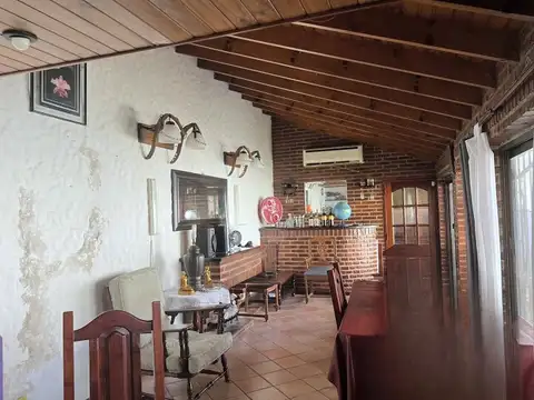 Casa 4 ambientes con 2 baños