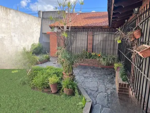 Casa de 3 dormitorios con Patio y cochera para 2 autos