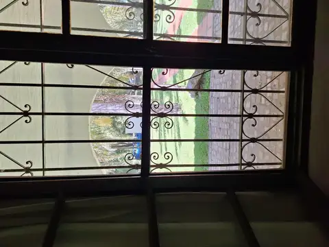 Casa 6 ambientes con 2 baños