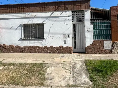 CASA EN VENTA  AL FRENTE EN ZONA SUR