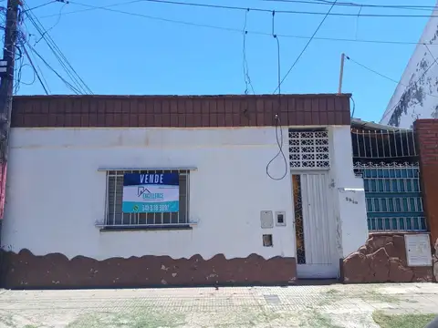 CASA EN VENTA  AL FRENTE EN ZONA SUR