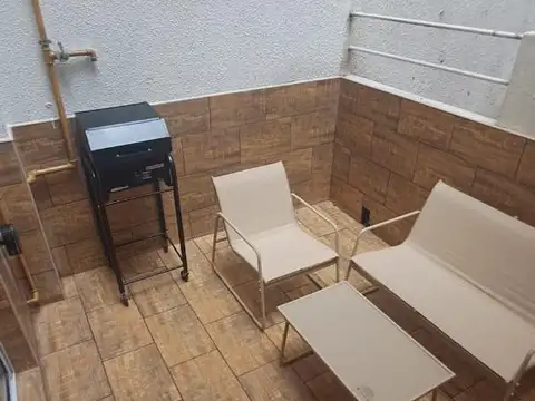 Departamento 2 amb con patio y balcon saliente.