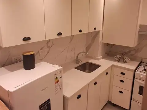 Departamento 2 amb con patio y balcon saliente.