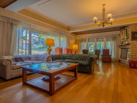 Casa 6 ambientes con 2 baños