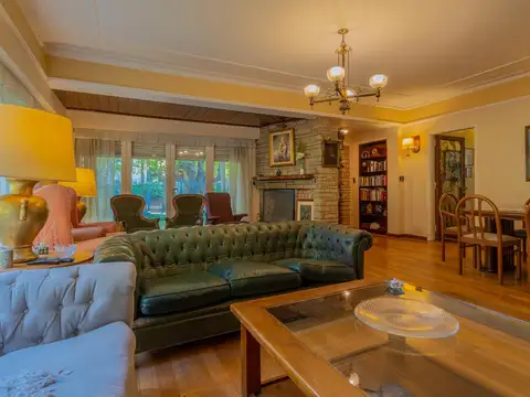 Casa en Venta con 2 cocheras