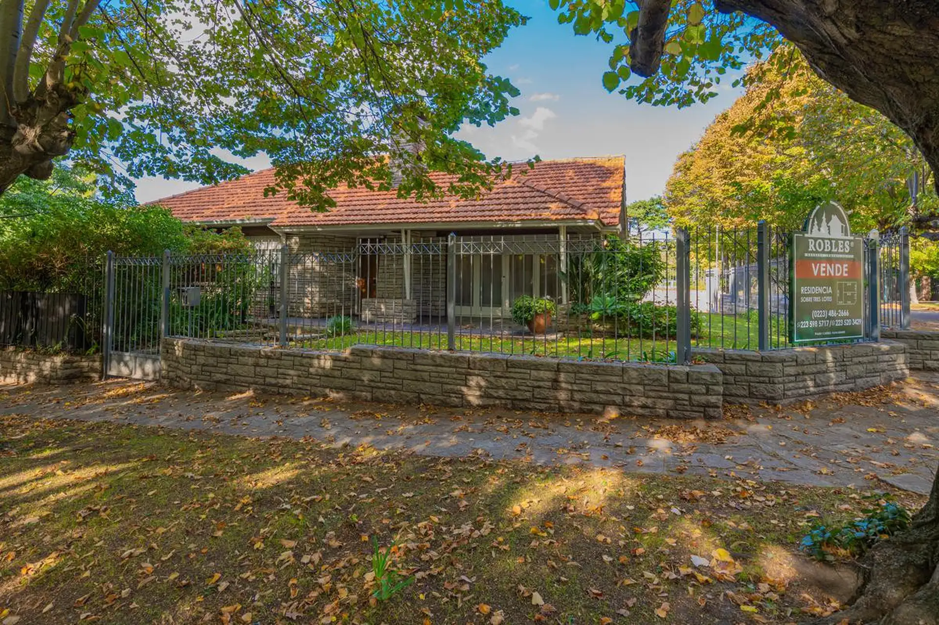 Importante residencia en esquina del exclusivo barrio Los Troncos. TOUR VIRTUAL.