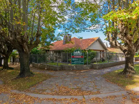 Importante residencia en esquina del exclusivo barrio Los Troncos. TOUR VIRTUAL.