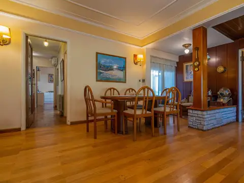 Importante residencia en esquina del exclusivo barrio Los Troncos. TOUR VIRTUAL.