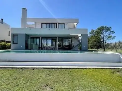 Casa 5 ambientes con 5 baños