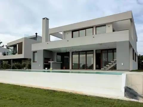 Casa en Venta con 2 cocheras