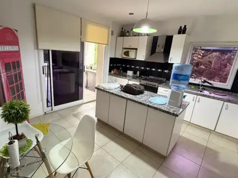 Casa en Alquiler con 2 cocheras