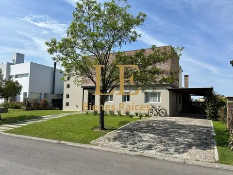 Casa 5 ambientes con 3 baños