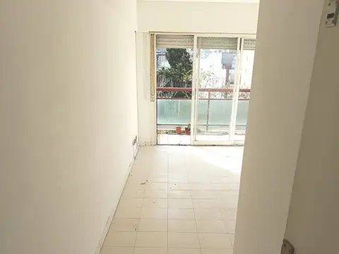2 AMBIENTES CONTRAFRENTE VISTA ABIERTA MUY LUMINOSO - Hay en edificio COCHERA CUBIERTA DISPONIBLE