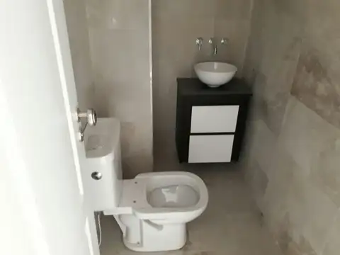 SEMIPISO DE 2 AMB EXTERNO CON BALCON. A UNA CUADRA DEL MAR