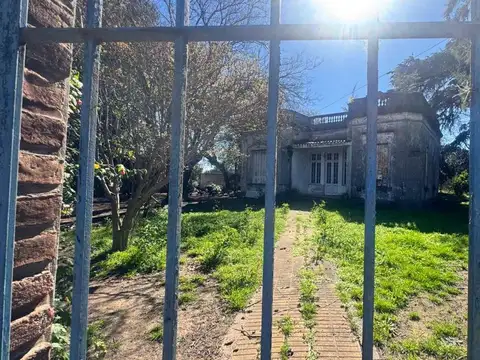 VENTA TERRENO CON CASA A REFACCIONAR VARELA