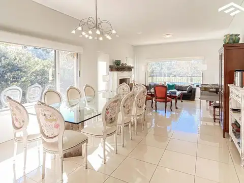 Casa 5 ambientes con 4 baños