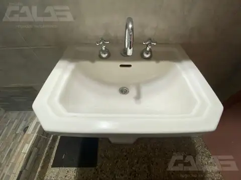 Luminoso PH amoblado 3 ambientes en PLANTA BAJA – CASTELAR SUR, dos cuadras de la estación