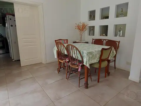 Casa en Alquiler con 2 cocheras